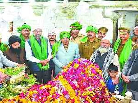 devotees gathered in gaji ki dargah